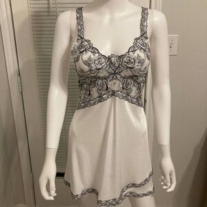Triumph Floral Embroidered Elegance Nightie Sz 34B